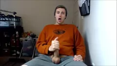 Abspielen College-Hengst mit dickem Schwanz wichst alleine im Wohnheim