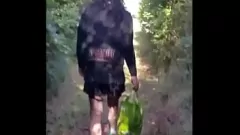 Abspielen Der erste öffentliche Spaziergang eines bisexuellen Crossdressers in schwarzem Tanga und Minirock endet mit einer Demütigung, als er vor dem Paar davonläuft